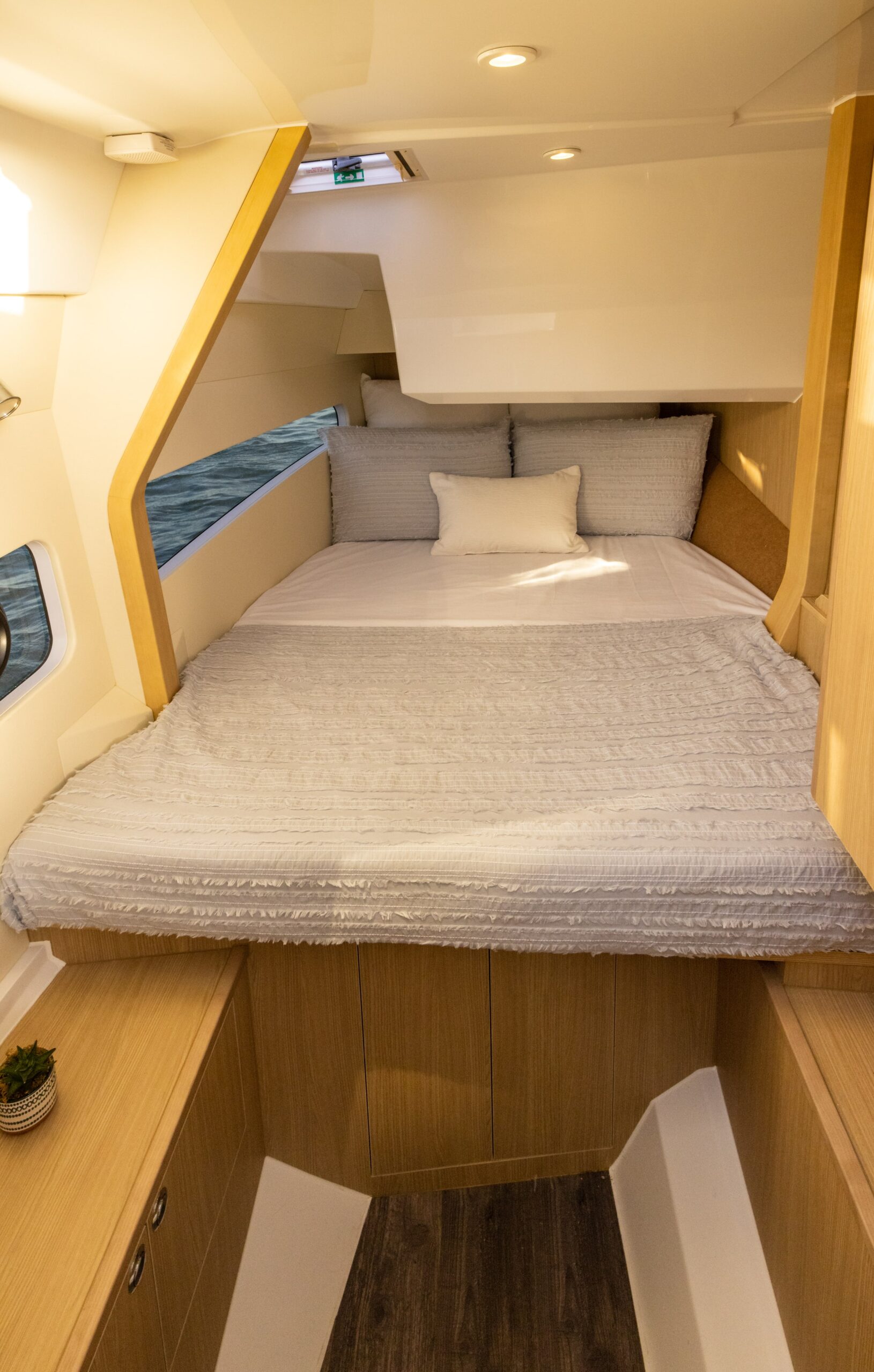 Synergy - aquila-32-sport-interior-cabin-02