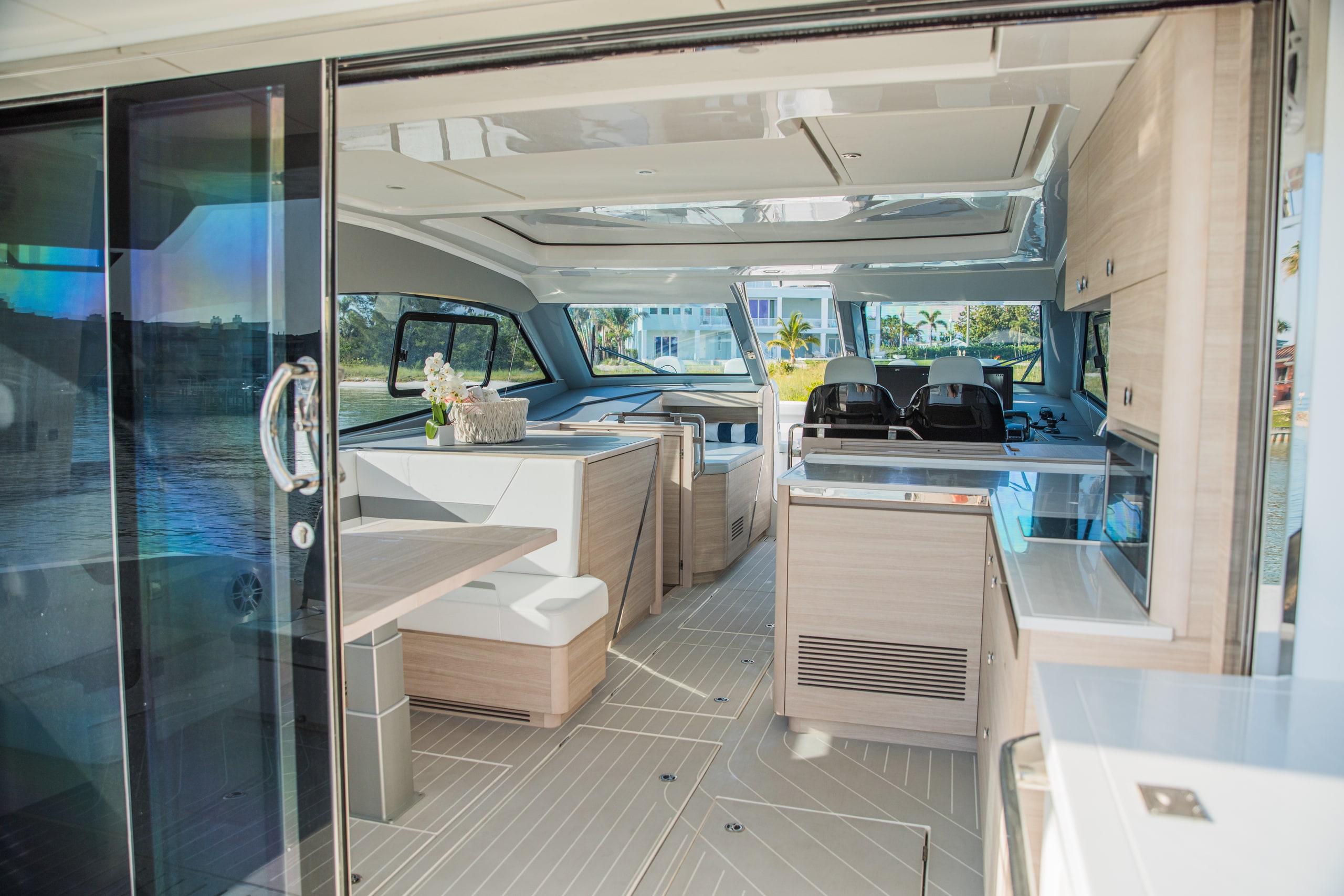 aquila-42-coupe-interior-42onboard-4-06 Synergy - aquila-42-coupe-interior-42onboard-4-06