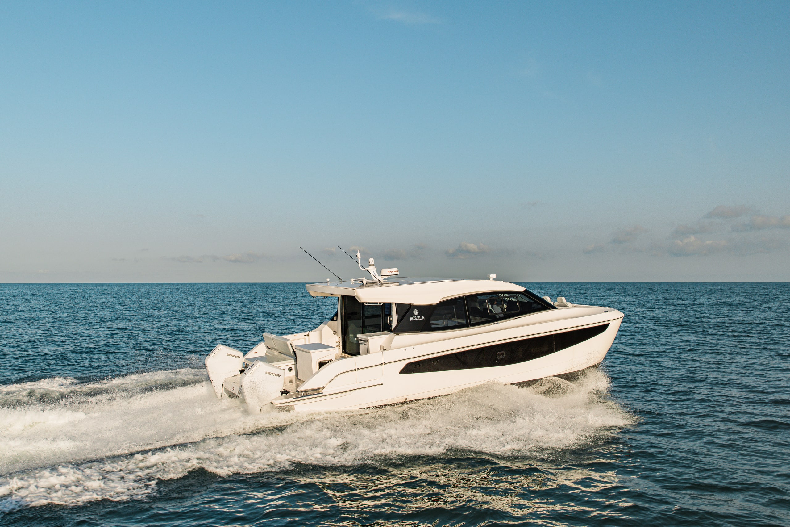 aquila-42-coupe-running-42offboard-70-02 Synergy - aquila-42-coupe-running-42offboard-70-02