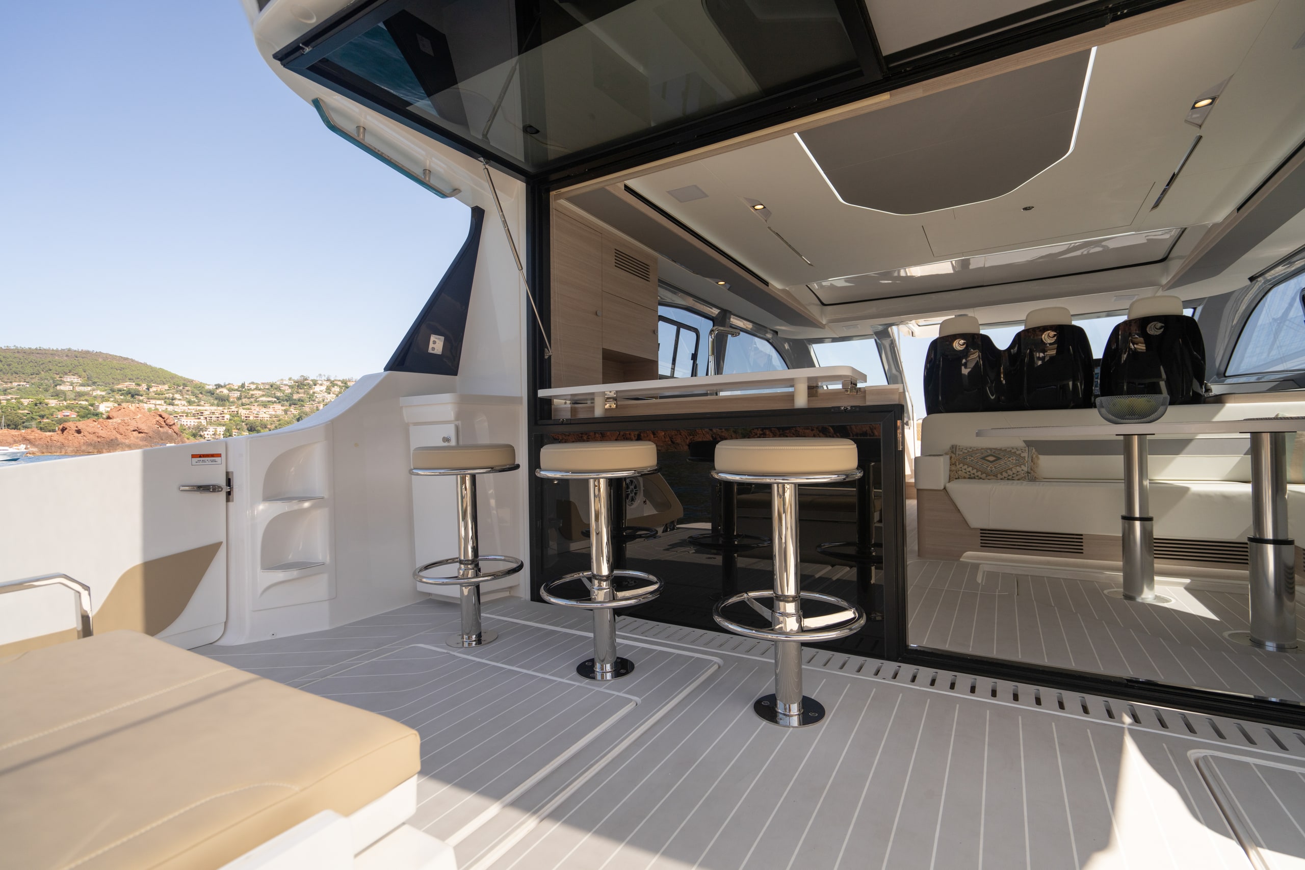 Synergy - aquila-46-coupe-detail-aft-cockpit-03