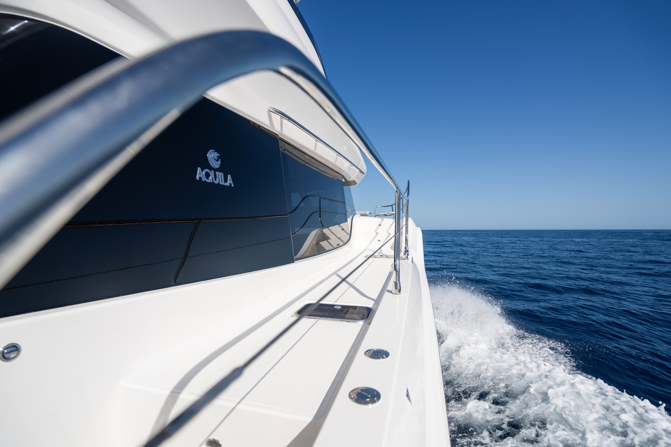 aquila-46-yacht-detail-gunnel-01