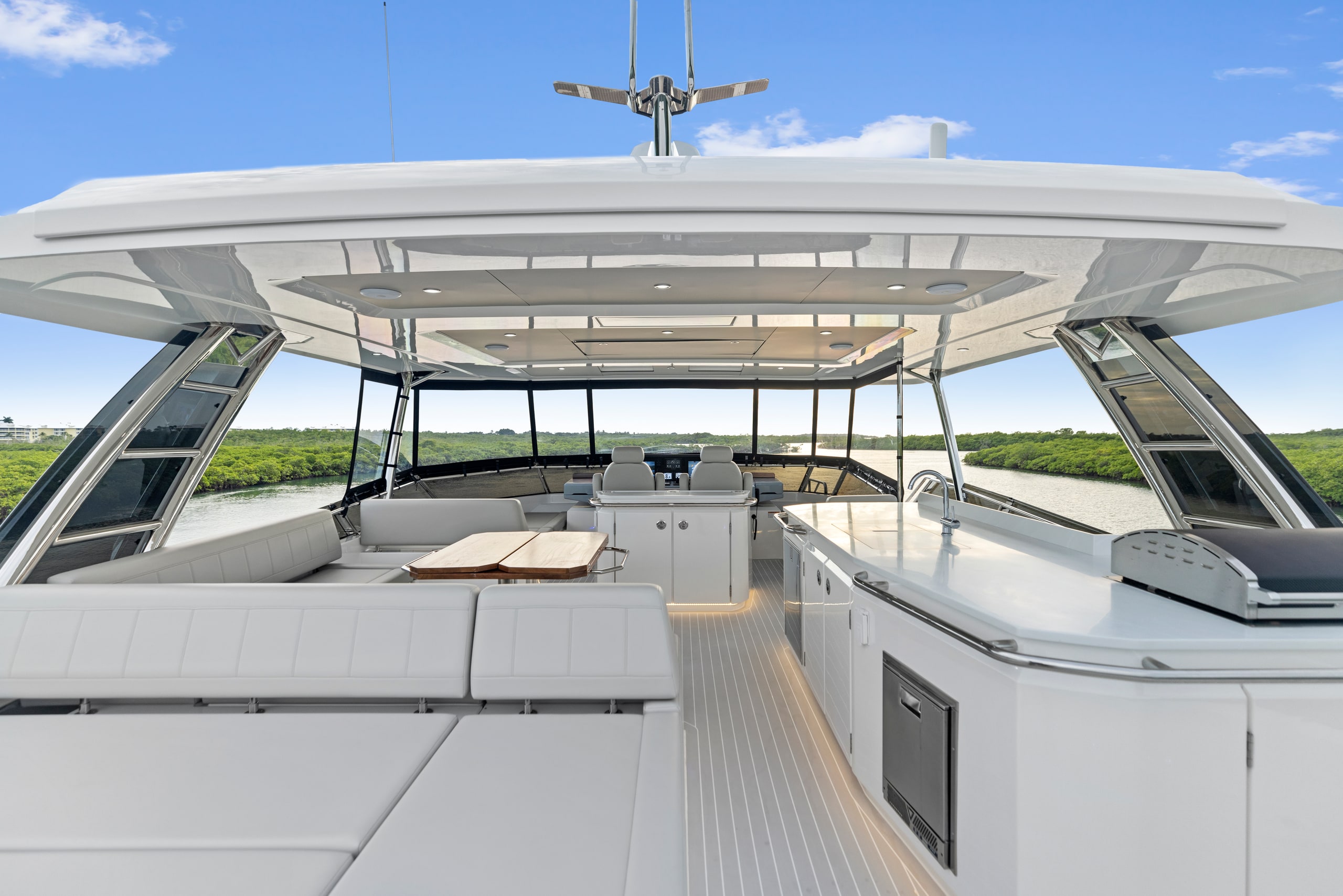 aquila-50-yacht-exterior-03